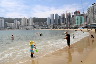 １９１３年にオープンした韓国第１号の海水浴場。年間５００万人以上が訪れるという。海岸近くに建設中のマンションやビルが立ち並ぶ＝韓国、松島海水浴場