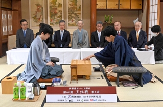 第４局で初手を指す佐々木大地七段（右）。左は藤井聡太王位＝１５日午前、佐賀県嬉野市、和多屋別荘