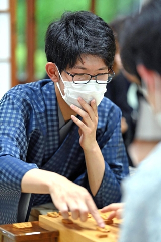 ７番勝負の第４局で勝ち、対局を振り返る佐々木大地七段＝１６日午後、佐賀県嬉野市、和多屋別荘