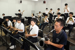 ＳＪＦ本番に向け、練習に打ち込む高校生部員＝芦屋市山手町、甲南中学・高校
