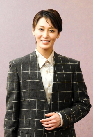 ８月１８日に開幕する「フリューゲルー君がくれた翼-」への意気込みを語る月組トップ、月城かなと＝宝塚大劇場