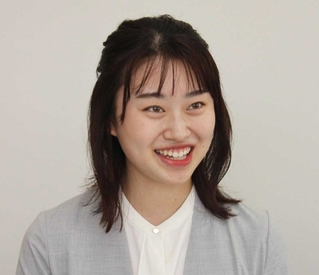 「社会に出るまでの歩みを発信していきたい」と語る奥村さん＝神戸新聞社