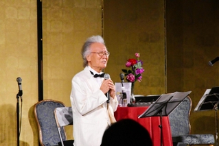 ディナーショーで熱唱する菅原洋一さん＝東京都文京区、ホテル椿山荘東京