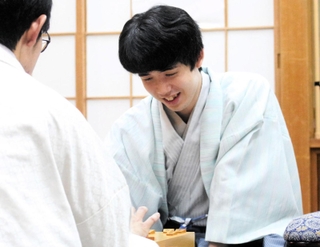王位４連覇を果たした藤井聡太王位＝２３日夜、徳島市の渭水苑（撮影・井原尚基）