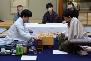 第５局を終え、感想戦で対局を振り返る藤井聡太王位（手前左）と佐々木大地七段＝２３日午後、徳島市、渭水苑