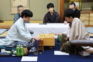 第５局を終え、感想戦で対局を振り返る藤井聡太王位（手前左）と佐々木大地七段＝２３日午後、徳島市、渭水苑