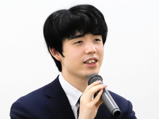 関西囲碁将棋記者クラブ賞を受け会見する藤井聡太王位＝２４日午後、大阪市福島区の関西将棋会館