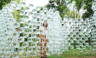 柔らかさのある水のブロックを使った、加藤美紗さんの作品「溢れる」。森の緑が水に拡散して、みずみずしさが満ちる＝神戸市灘区、六甲高山植物園（撮影・鈴木雅之）