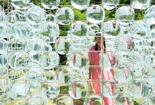 柔らかさのある水のブロックを使った、加藤美紗さんの作品「溢れる」。森の緑が拡散し、みずみずしさが映える＝神戸市灘区、六甲高山植物園（撮影・鈴木雅之）