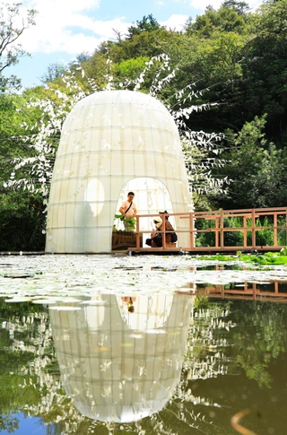 コニシユウゴさんが手がけた「Ｍｏｏｎ　Ｐｌａｎｔｓ」。蓄光素材でできていて、夜にはぼんやりと光る＝神戸市灘区、ＲＯＫＫＯ森の音ミュージアム（撮影・鈴木雅之）