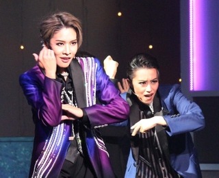 ショーで切れのある踊りを見せた和希そら（左）と眞ノ宮るい＝大阪市北区、梅田芸術劇場シアター・ドラマシティ