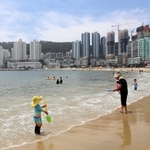 １９１３年にオープンした韓国第１号の海水浴場。年間５００万人以上が訪れるという。海岸近くに建設中のマンションやビルが立ち並ぶ＝韓国、松島海水浴場