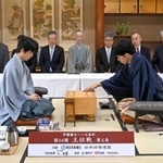 第４局で初手を指す佐々木大地七段（右）。左は藤井聡太王位＝１５日午前、佐賀県嬉野市、和多屋別荘