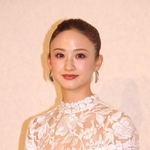 会見に臨む星風まどかさん＝宝塚市栄町１、宝塚大劇場