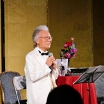 ディナーショーで熱唱する菅原洋一さん＝東京都文京区、ホテル椿山荘東京
