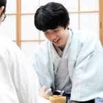 王位４連覇を果たした藤井聡太王位＝２３日夜、徳島市の渭水苑（撮影・井原尚基）