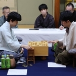 第５局を終え、感想戦で対局を振り返る藤井聡太王位（手前左）と佐々木大地七段＝２３日午後、徳島市、渭水苑