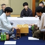 第５局を終え、感想戦で対局を振り返る藤井聡太王位（手前左）と佐々木大地七段＝２３日午後、徳島市、渭水苑