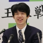 王位戦４連覇から一夜明け、穏やかな表情で会見する藤井聡太王位＝２４日午前、徳島市、徳島グランヴィリオホテル