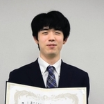 関西囲碁将棋記者クラブ賞を受け会見する藤井聡太王位＝２４日午後、大阪市福島区の関西将棋会館