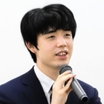 関西囲碁将棋記者クラブ賞を受け会見する藤井聡太王位＝２４日午後、大阪市福島区の関西将棋会館