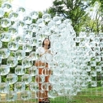 柔らかさのある水のブロックを使った、加藤美紗さんの作品「溢れる」。森の緑が水に拡散して、みずみずしさが満ちる＝神戸市灘区、六甲高山植物園（撮影・鈴木雅之）