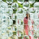 柔らかさのある水のブロックを使った、加藤美紗さんの作品「溢れる」。森の緑が拡散し、みずみずしさが映える＝神戸市灘区、六甲高山植物園（撮影・鈴木雅之）