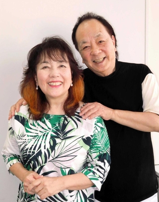 リサイタルを開く紙ふうせんの後藤悦治郎（右）と平山泰代＝神戸新聞社