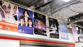 天井からつり下げられたＰｅｒｆｕｍｅのポスター。ラインナップは富田純司店長の好みで、今回は「お気に入りと衣装展で見たいもの」がテーマだとか＝明石市東仲ノ町、タワーレコード明石店