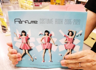 富田純司店長の「Ｐｅｒｆｕｍｅ　ＣＯＳＴＵＭＥ　ＢＯＯＫ」には見たい衣装のページに付箋がたくさん＝明石市東仲ノ町、タワーレコード明石店