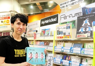 ２００８年にＰｅｒｆｕｍｅに「落ちて」以来、情熱を込めて売り場を作り続けている富田純司さん＝明石市東仲ノ町、タワーレコード明石店