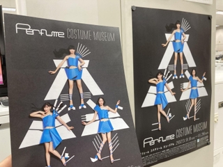 神戸新聞編集局フロアに貼られた「Ｐｅｒｆｕｍｅ　ＣＯＳＴＵＭＥ　ＭＵＳＥＵＭ」のポスター