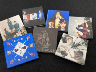 「ＣＯＳＭＩＣ　ＥＸＰＬＯＲＥＲ」「ワンルーム・ディスコ」などのＣＤジャケットのアクリルバッジ（記者私物）