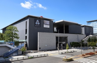 「Ｐｅｒｆｕｍｅ　ＣＯＳＴＵＭＥ　ＭＵＳＥＵＭ」が開催される兵庫県立美術館＝神戸市中央区脇浜海岸通１