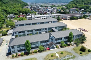 国の重要文化財の西脇小学校の木造校舎３棟。モダンな洋風デザインが目を引く（小型無人機で撮影）＝西脇市西脇