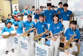 コモード５６商店街でコンサートに臨んだ蒼開中学・高校ジャズバンド部のメンバー＝８月４日、洲本市本町５