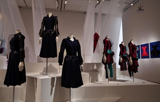 衣装展「Ｐｅｒｆｕｍｅ　ＣＯＳＴＵＭＥ　ＭＵＳＥＵＭ」の展示室に登場したＰｅｒｆｕｍｅの衣装の数々＝７日午後、神戸市中央区脇浜海岸通１、兵庫県立美術館（撮影・長嶺麻子）