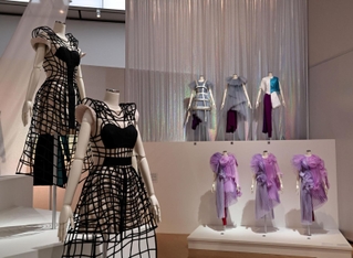衣装展「Ｐｅｒｆｕｍｅ　ＣＯＳＴＵＭＥ　ＭＵＳＥＵＭ」の展示室に登場したＰｅｒｆｕｍｅの衣装の数々＝７日午後、神戸市中央区脇浜海岸通１、兵庫県立美術館（撮影・長嶺麻子）