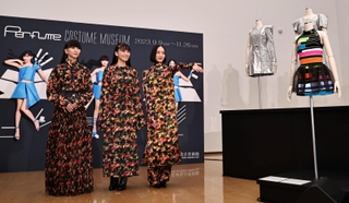 衣装展「Ｐｅｒｆｕｍｅ　ＣＯＳＴＵＭＥ　ＭＵＳＥＵＭ」の記者内覧会に登場したＰｅｒｆｕｍｅの（左から）かしゆか、あ～ちゃん、のっち＝７日午後、神戸市中央区脇浜海岸通１、兵庫県立美術館（撮影・長嶺麻子） 