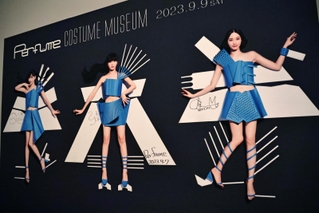 Ｐｅｒｆｕｍｅの３人のサインが入れられた衣装展キービジュアルのパネル＝７日午後、神戸市中央区脇浜海岸通１、兵庫県立美術館（撮影・長嶺麻子）