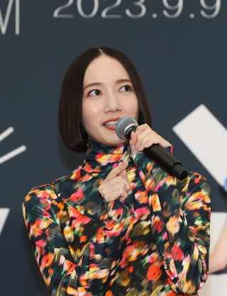 衣装展「Ｐｅｒｆｕｍｅ　ＣＯＳＴＵＭＥ　ＭＵＳＥＵＭ」の記者内覧会に登場したＰｅｒｆｕｍｅのっち＝７日午後、神戸市中央区脇浜海岸通１、兵庫県立美術館（撮影・長嶺麻子）