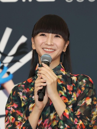 衣装展「Ｐｅｒｆｕｍｅ　ＣＯＳＴＵＭＥ　ＭＵＳＥＵＭ」の記者内覧会に登場したＰｅｒｆｕｍｅのかしゆか＝７日午後、神戸市中央区脇浜海岸通１、兵庫県立美術館（撮影・長嶺麻子）