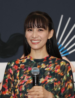 衣装展「Ｐｅｒｆｕｍｅ　ＣＯＳＴＵＭＥ　ＭＵＳＥＵＭ」の記者内覧会に登場したＰｅｒｆｕｍｅのあ～ちゃん＝７日午後、神戸市中央区脇浜海岸通１、兵庫県立美術館（撮影・長嶺麻子）