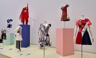 Ｐｅｒｆｕｍｅの３人が選んだお気に入りのステージ衣装＝７日午後、神戸市中央区脇浜海岸通１、兵庫県立美術館（撮影・長嶺麻子）