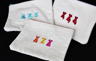 Ｐｅｒｆｕｍｅのステージ衣装をモチーフにした刺繍が施されたポーチ