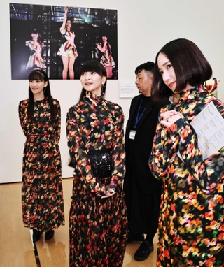 キュレーター久慈達也さん（右から２人目）の解説を聞きながら展示衣装を鑑賞するＰｅｒｆｕｍｅのあ～ちゃん（左端）、かしゆか（左から２人目）、のっち＝神戸市中央区脇浜海岸通１（撮影・長嶺麻子）