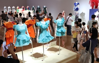 Ｐｅｒｆｕｍｅの歴代のステージ衣装が並び、多くの来館者でにぎわう展示室＝９日午前、神戸市中央区脇浜海岸通１（撮影・長嶺麻子）