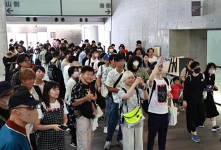 特別展「Ｐｅｒｆｕｍｅ　ＣＯＳＴＵＭＥ　ＭＵＳＥＵＭ」初日の開場を待ちわびる来場者ら＝９日午前、神戸市中央区脇浜海岸通１（撮影・長嶺麻子）