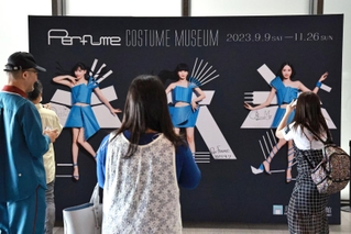 Ｐｅｒｆｕｍｅのメンバーのサインが入ったパネルの写真を撮る人たち＝９日午前、神戸市中央区脇浜海岸通１（撮影・長嶺麻子）