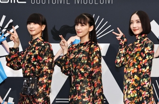 特別展「Ｐｅｒｆｕｍｅ　ＣＯＳＴＵＭＥ　ＭＵＳＥＵＭ」の会場に登場したＰｅｒｆｕｍｅの（左から）かしゆか、あ～ちゃん、のっち＝神戸市中央区脇浜海岸通１、兵庫県立美術館（撮影・長嶺麻子）
